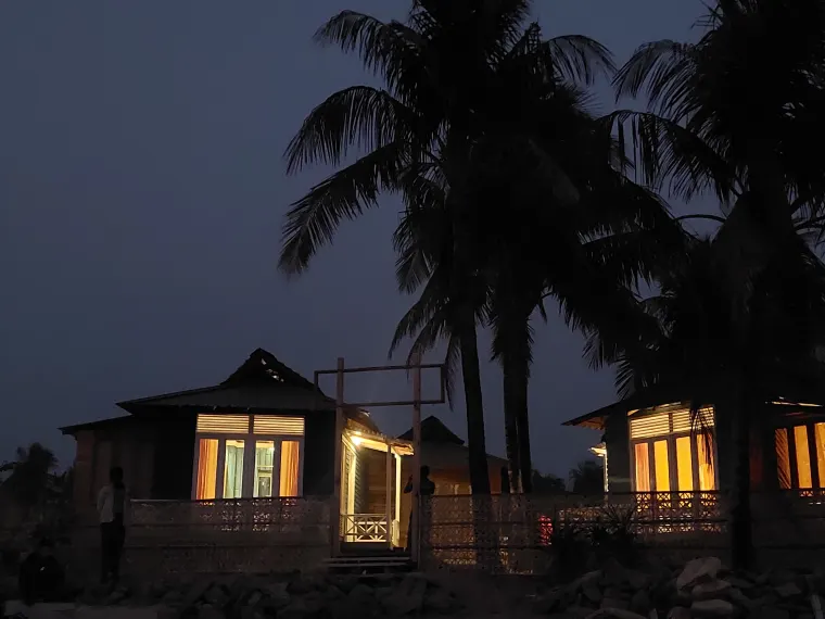 Blue hour beneath the palms